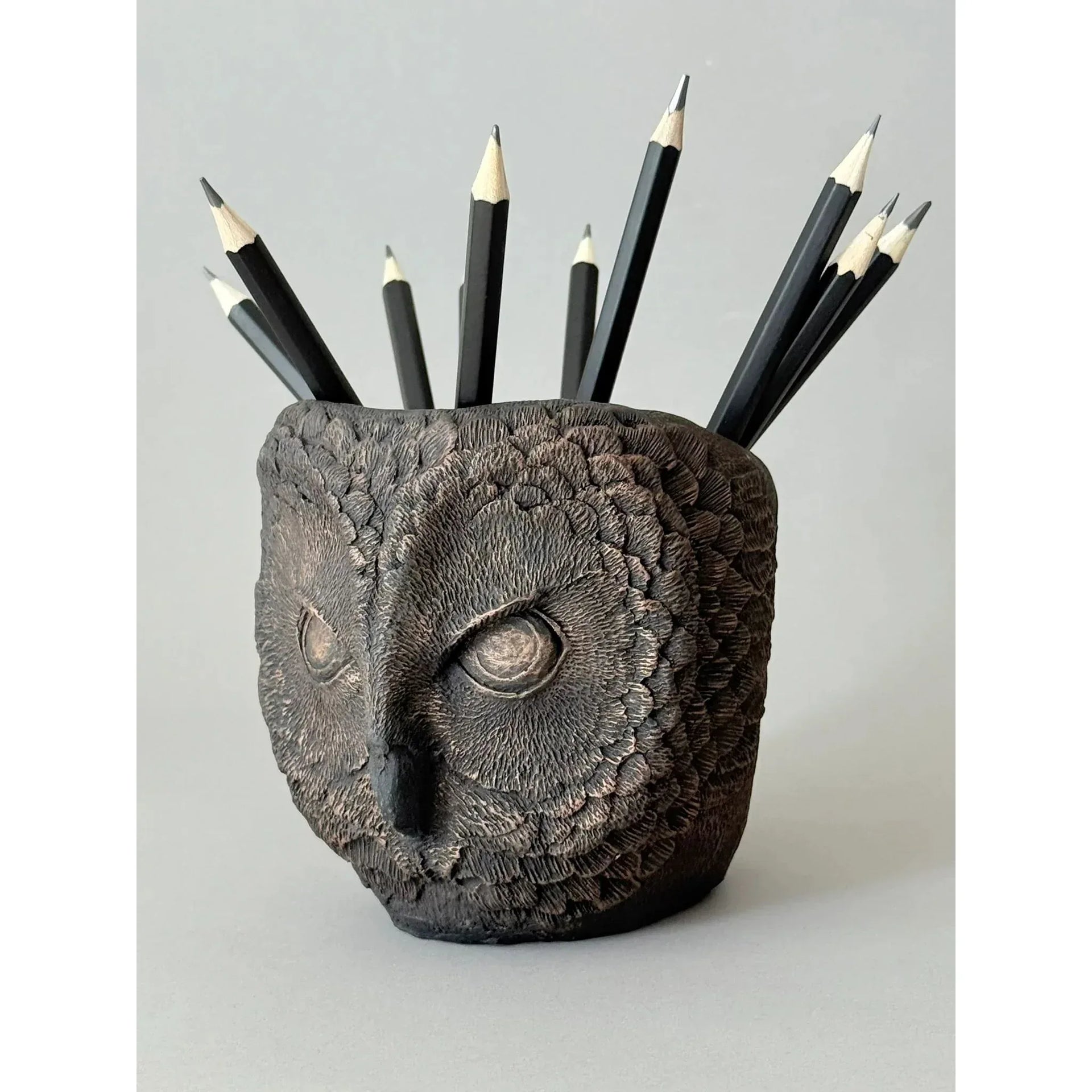 Decorative owl-shaped vase and pencil holder by DABA Deco for desks and interiors